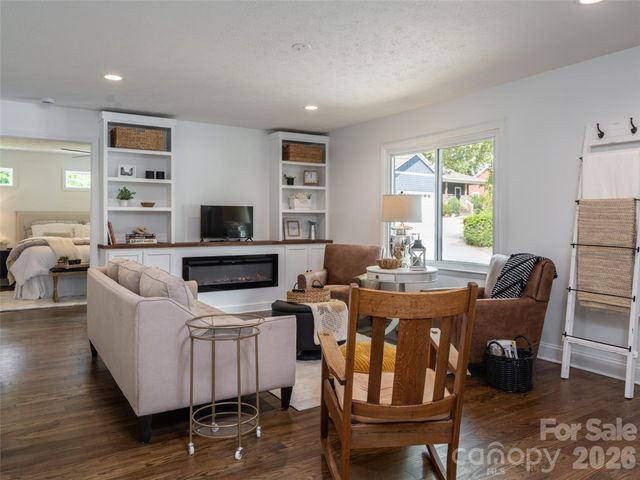 21 W Chapel Road, Asheville, NC 28803