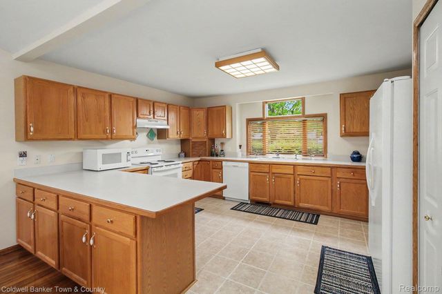 2246 Willow Tree Drive, Brighton, MI 48116