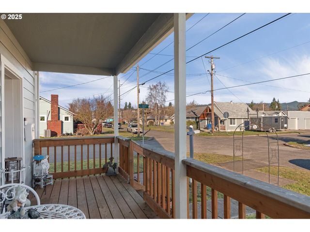 701 S 5TH Ave, Kelso, WA 98626