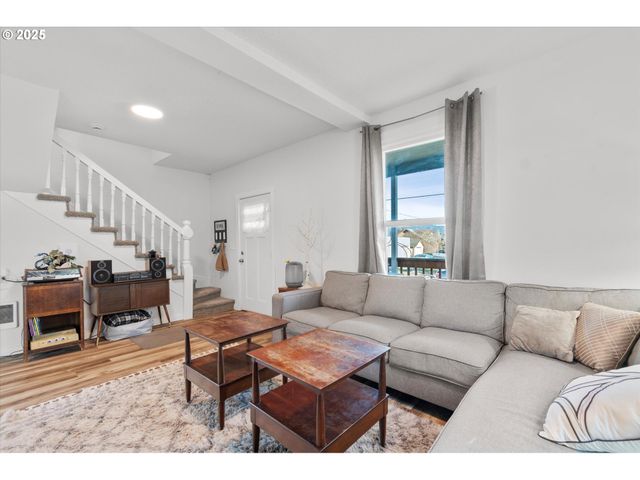 701 S 5TH Ave, Kelso, WA 98626