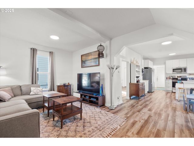 701 S 5TH Ave, Kelso, WA 98626