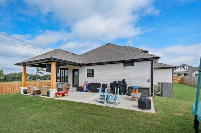 1911 Gaines Street, Pea Ridge, AR 72751