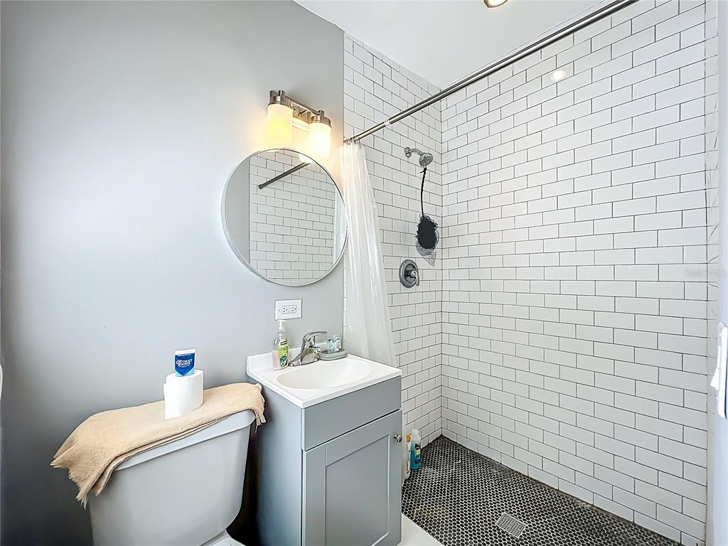 Image 27 of property listing at 1700 EDMUNDSHIRE ROAD, Orlando, FL 32812