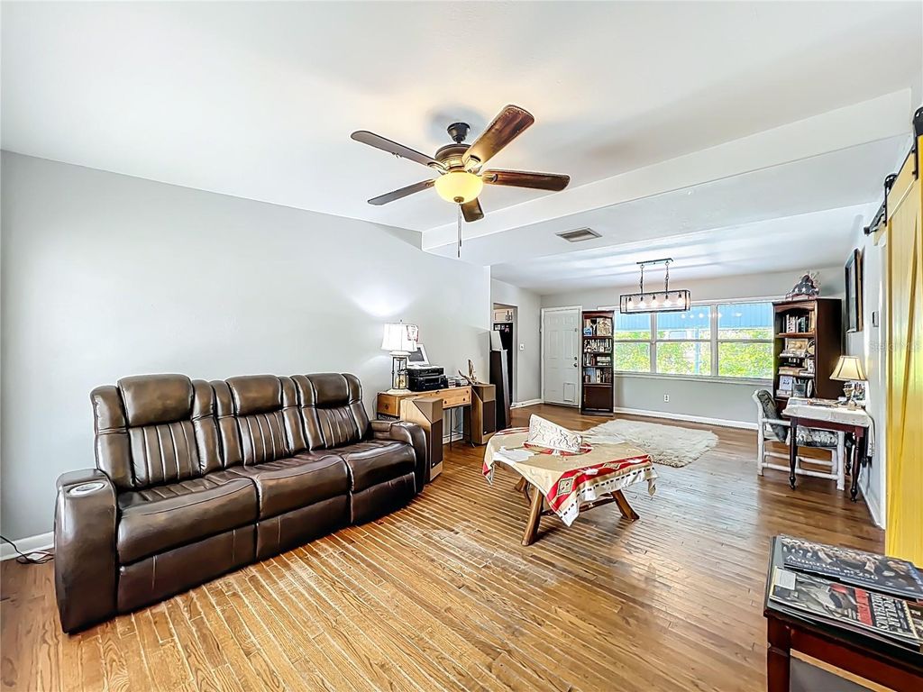 Image 6 of property listing at 1700 EDMUNDSHIRE ROAD, Orlando, FL 32812