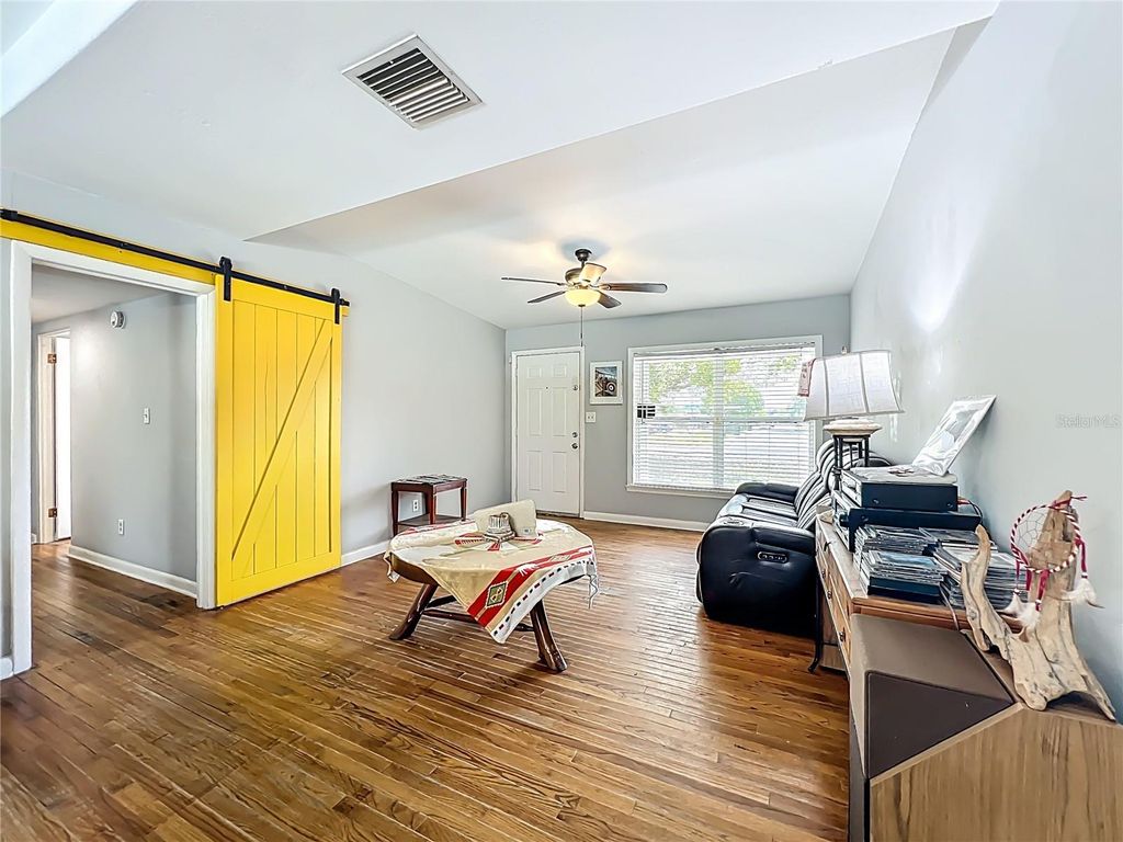 Image 9 of property listing at 1700 EDMUNDSHIRE ROAD, Orlando, FL 32812