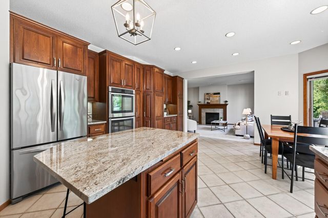 3034 Edgewater Drive, Woodbury, MN 55125