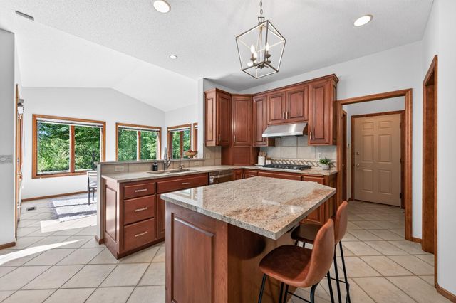 3034 Edgewater Drive, Woodbury, MN 55125