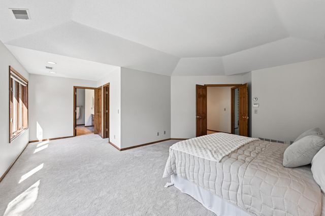 3034 Edgewater Drive, Woodbury, MN 55125
