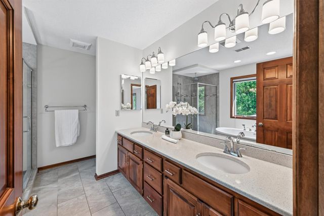 3034 Edgewater Drive, Woodbury, MN 55125