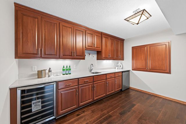 3034 Edgewater Drive, Woodbury, MN 55125