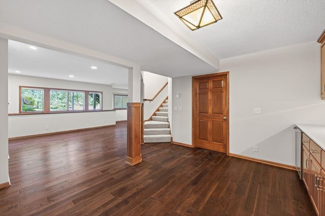 3034 Edgewater Drive, Woodbury, MN 55125