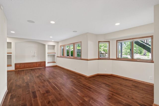 3034 Edgewater Drive, Woodbury, MN 55125