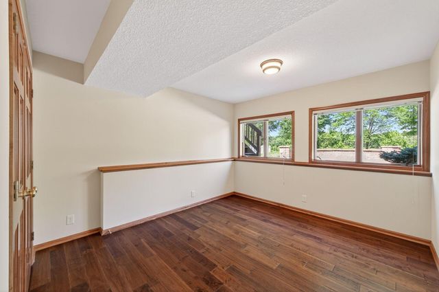 3034 Edgewater Drive, Woodbury, MN 55125
