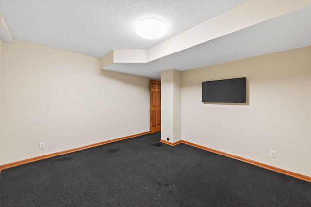 3034 Edgewater Drive, Woodbury, MN 55125