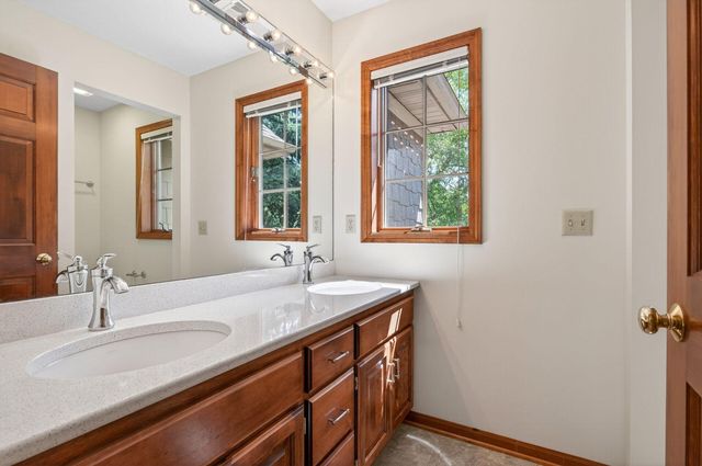 3034 Edgewater Drive, Woodbury, MN 55125