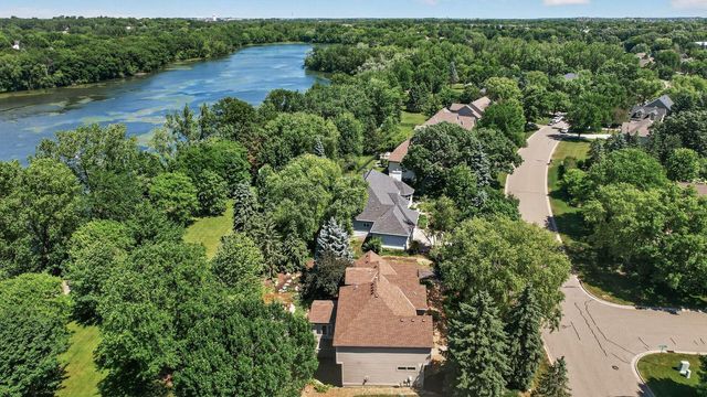 3034 Edgewater Drive, Woodbury, MN 55125