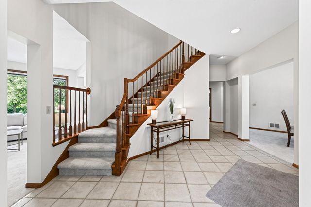 3034 Edgewater Drive, Woodbury, MN 55125