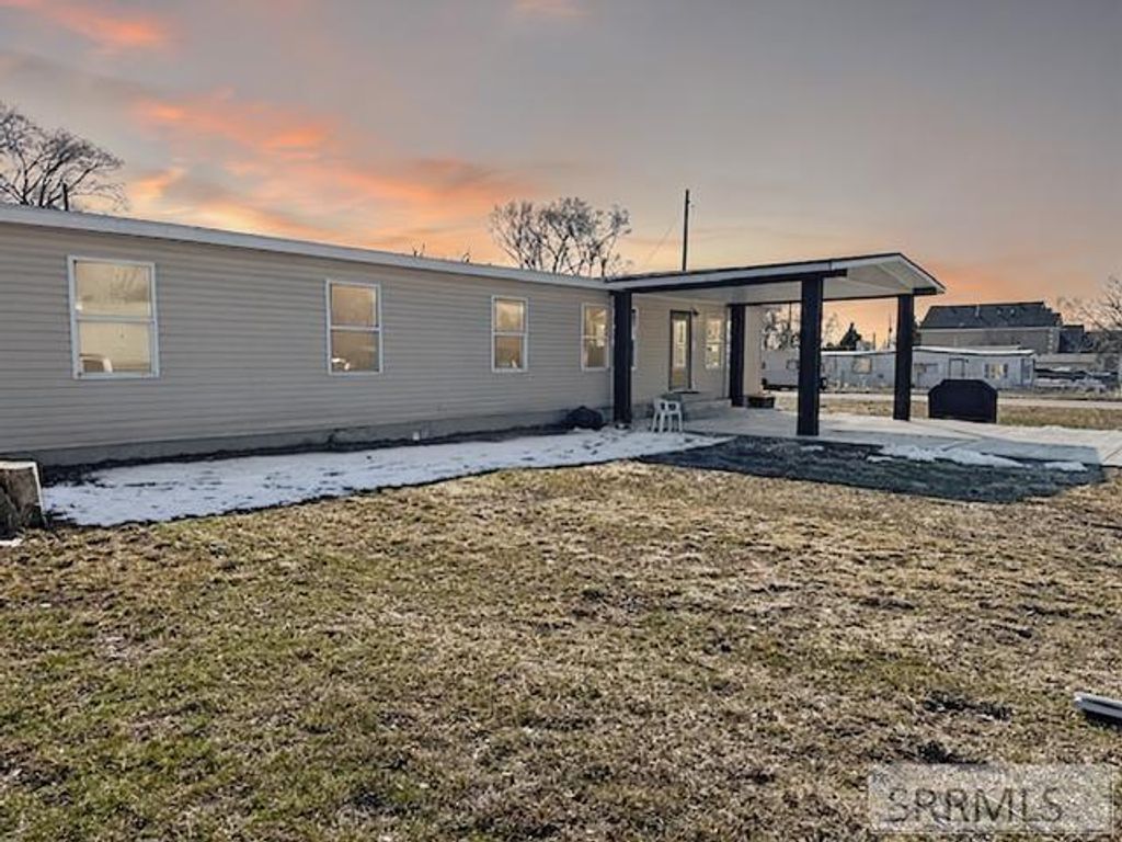 Image 2 of property listing at 1181 Falls Avenue, American Falls, ID 83211