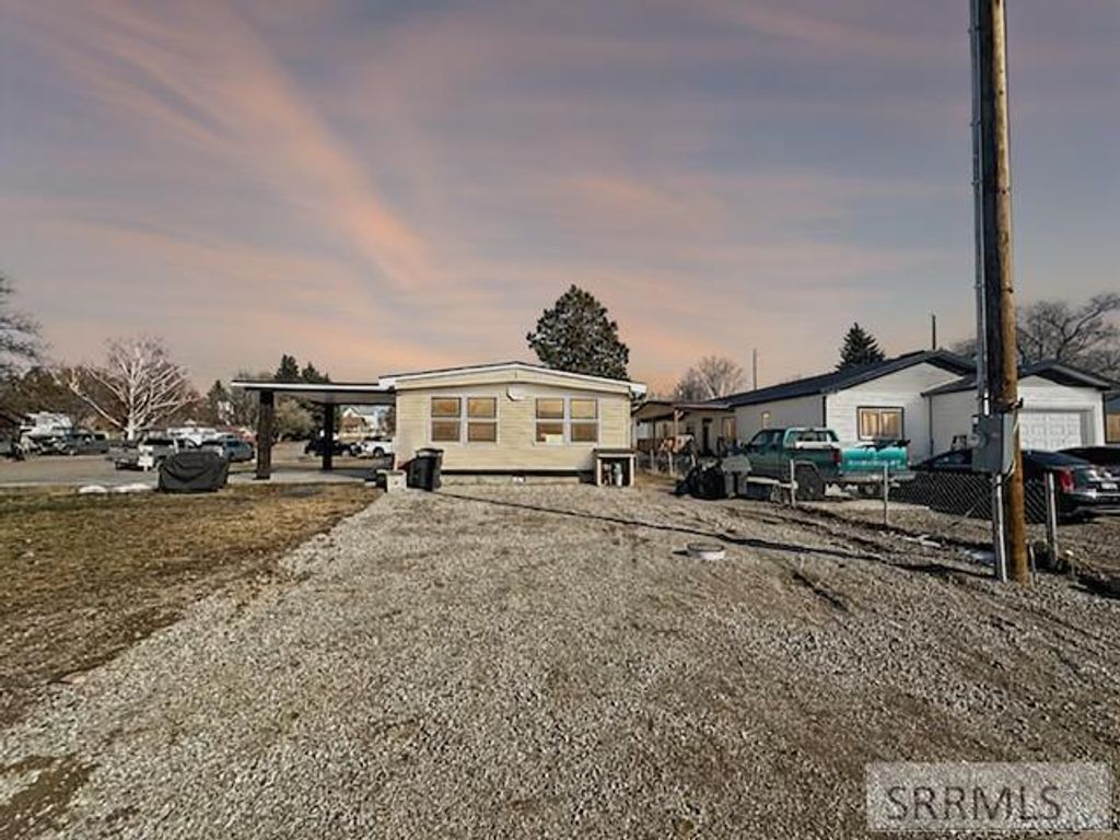 Image 3 of property listing at 1181 Falls Avenue, American Falls, ID 83211