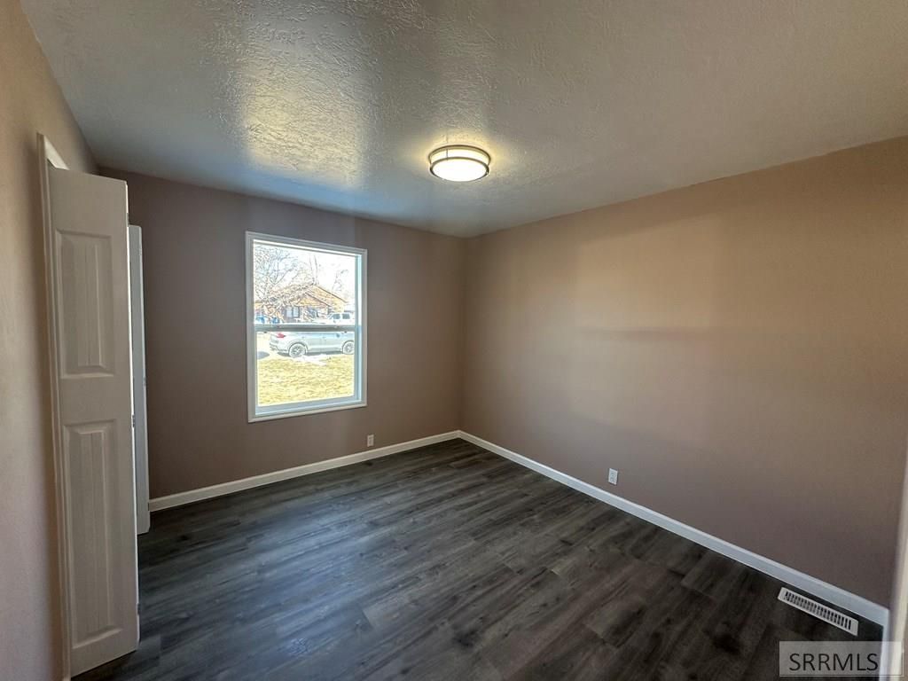 Image 6 of property listing at 1181 Falls Avenue, American Falls, ID 83211