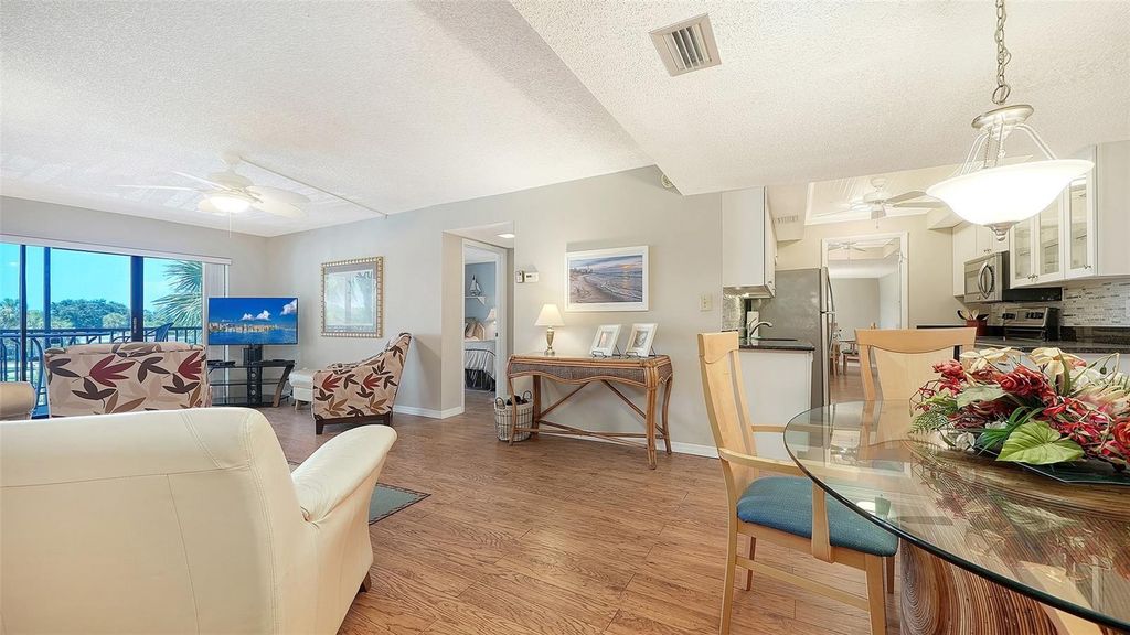 Image 8 of property listing at 6116 43RD STREET W 305D, Bradenton, FL 34210