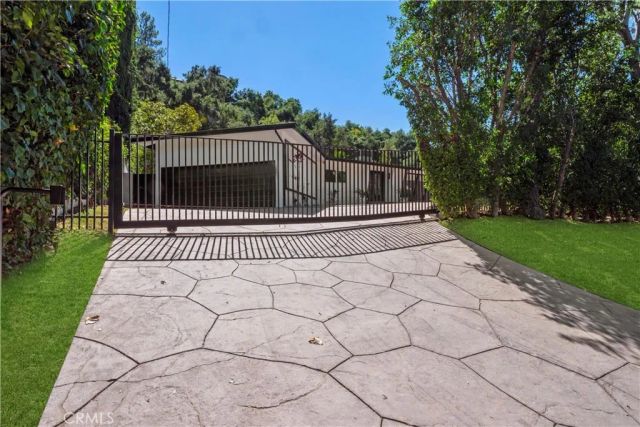 3267 Laurel Canyon Boulevard, Studio City, CA 91604