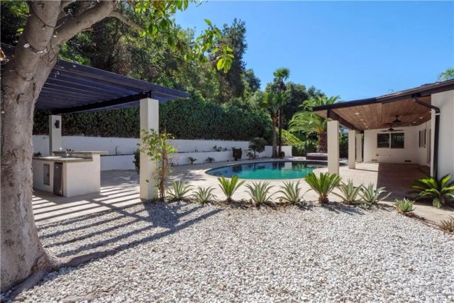 3267 Laurel Canyon Boulevard, Studio City, CA 91604