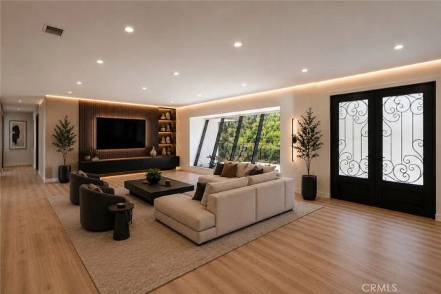 3267 Laurel Canyon Boulevard, Studio City, CA 91604