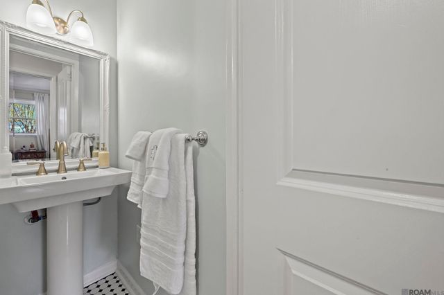 5173 Woodside Dr, Baton Rouge, LA 70808