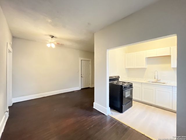 319 Army Blvd Apt 8, San Antonio, TX 78215