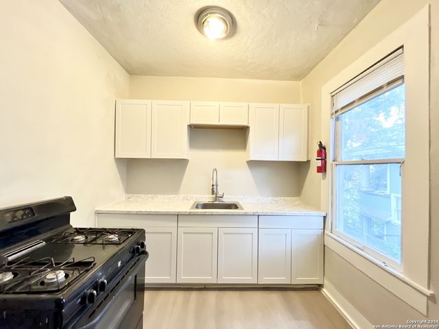 319 Army Blvd Apt 8, San Antonio, TX 78215