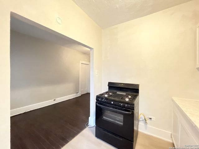 319 Army Blvd Apt 8, San Antonio, TX 78215