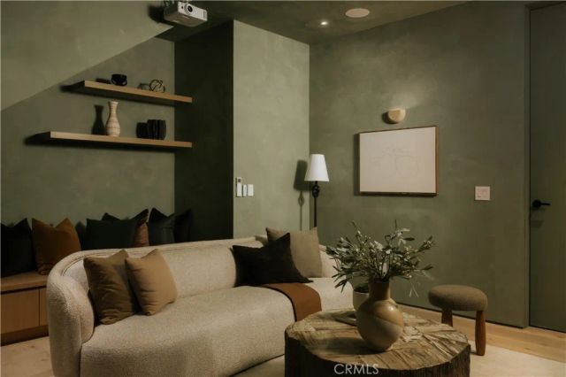 14755 Hesby Street, Sherman Oaks, CA 91403