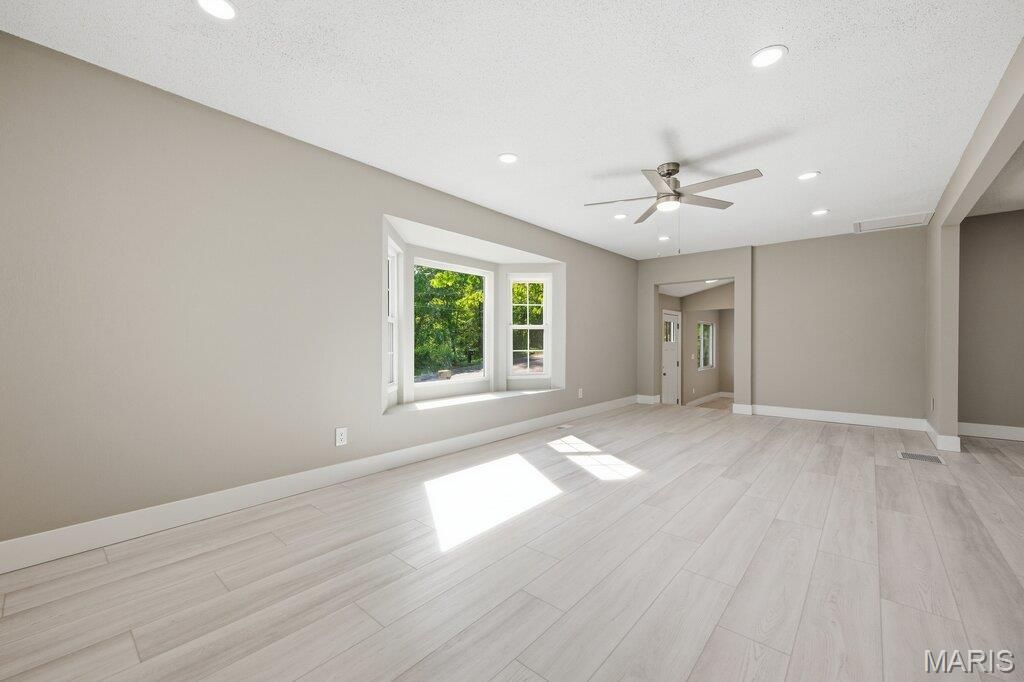 Image 9 of property listing at 6230 Antire Road, High Ridge, MO 63049