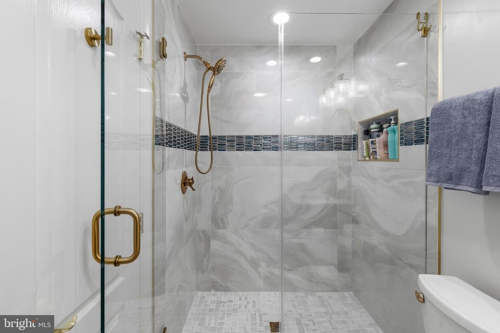 Image 38 of property listing at 575 LAUREL RD, Riva, MD 21140