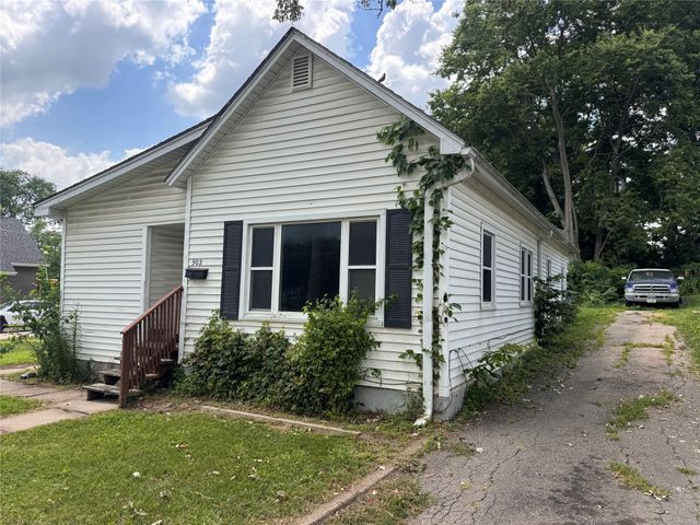 902 24th Street, Des Moines, IA 50312