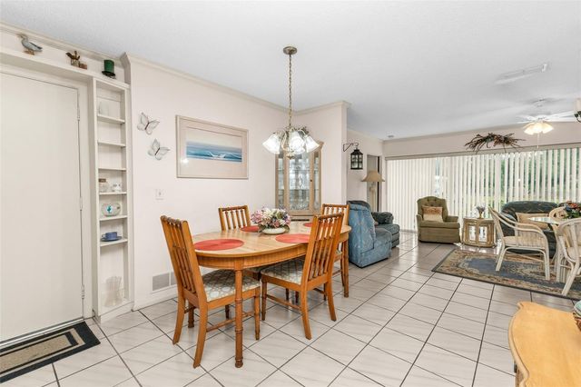 546 CIRCLEWOOD DRIVE P3-4, Venice, FL 34293