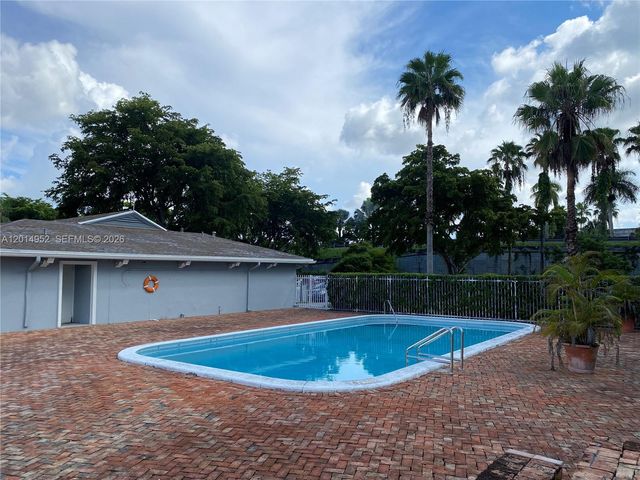9143 SW 77 AV B107, Miami, FL 33156
