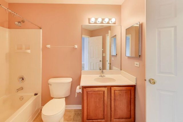 2427 Daybreak Court, Elgin, IL 60123