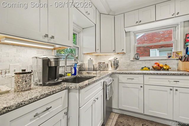 26686 Southwestern Highway, Redford, MI 48239