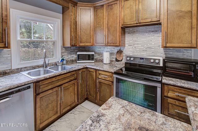 2502 Harvey St, Knoxville, TN 37917