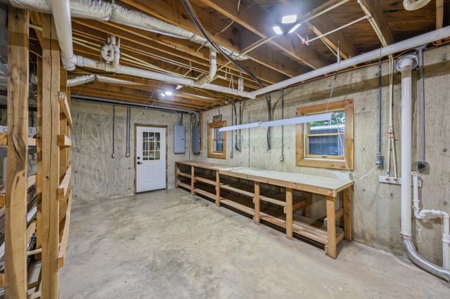 55 Bell Ln, Paris, TN 38242