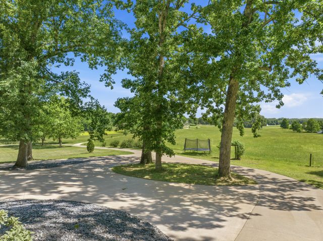 55 Bell Ln, Paris, TN 38242