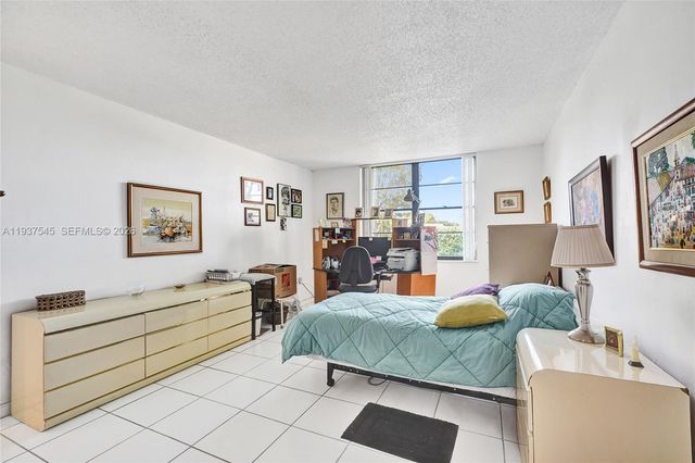 10854 Kendall Dr 221, Miami, FL 33176