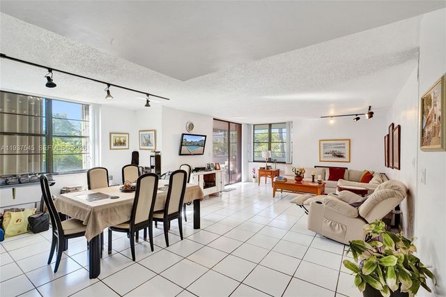 10854 Kendall Dr 221, Miami, FL 33176