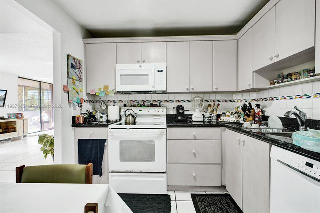 10854 Kendall Dr 221, Miami, FL 33176