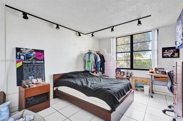 10854 Kendall Dr 221, Miami, FL 33176