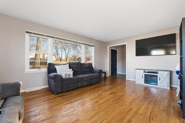 995 N Hurley Street, Peculiar, MO 64078