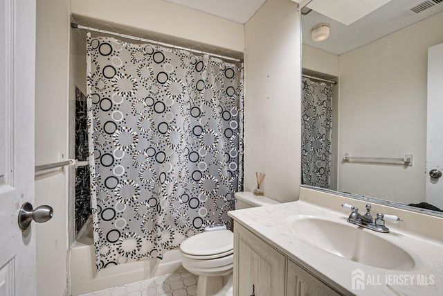 5001 Stonehedge Road, Edison, NJ 08820