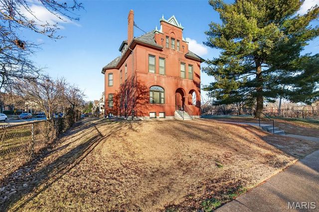 1827 S Compton Avenue, St Louis, MO 63104